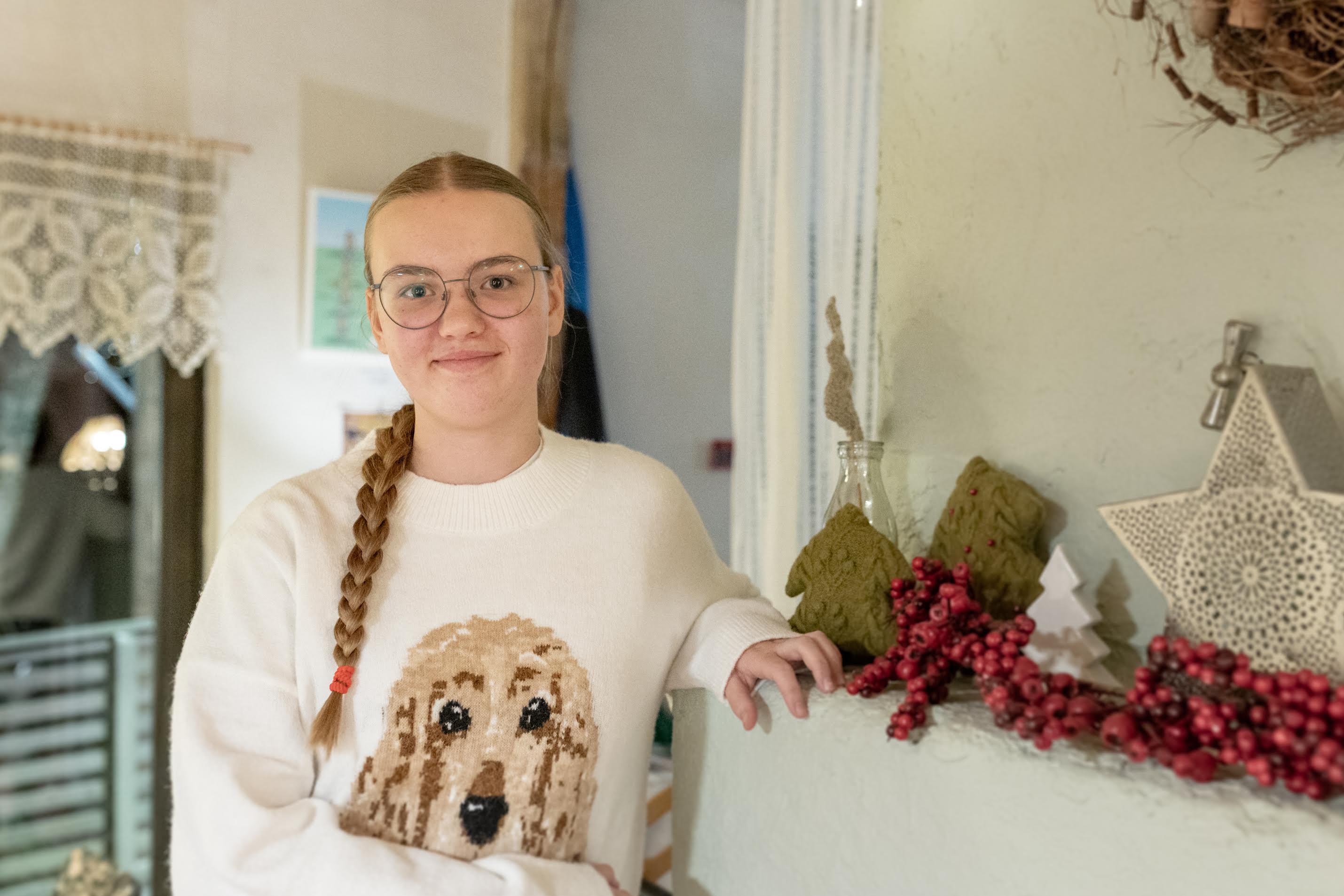 15aastane Võrumaa tüdruk Miina Johanna Karolin on keelesõbraks olnud juba kolmele noorele, kes soovivad praktiseerida eesti keelt ning saada julgemaks suhtlejaks. Foto: AIGAR NAGEL